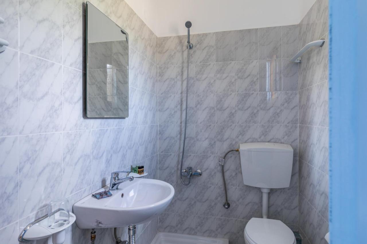 الشقق الفندقية سكوبيلوس تاونفي  White Lily المظهر الخارجي الصورة